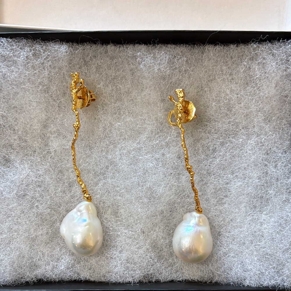 Elegant Gold and Pearl Drop Earrings